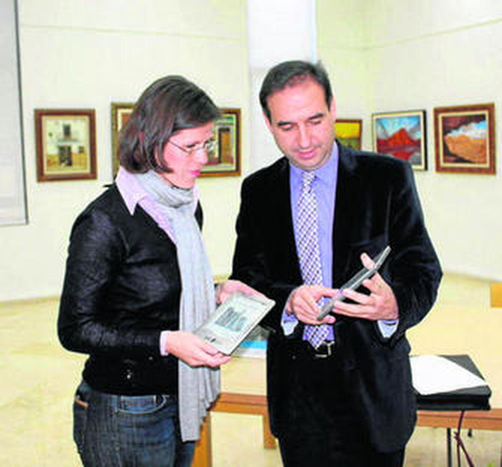 Francisca Cruz y Antonio José Lucas con dos libros electrónicos.