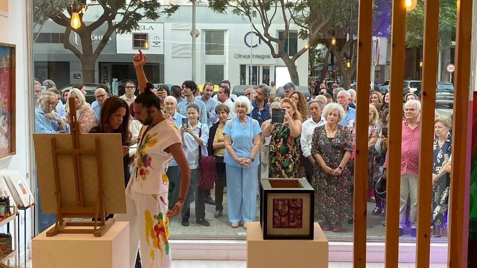 Imagen de la apertura, este año, de la nueva sede de la galería Luis Gonzalo, que abrió con la actuación de Edu Guerrero.