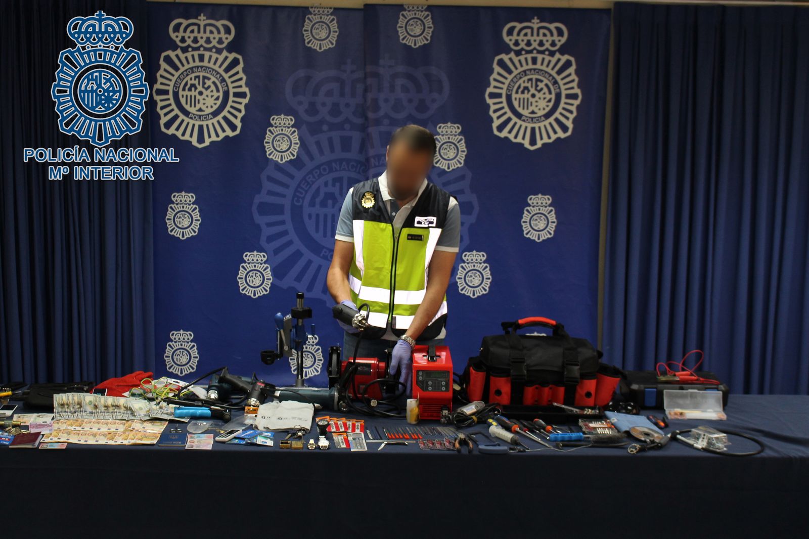 Los materiales requisados por la Policía a los detenidos.