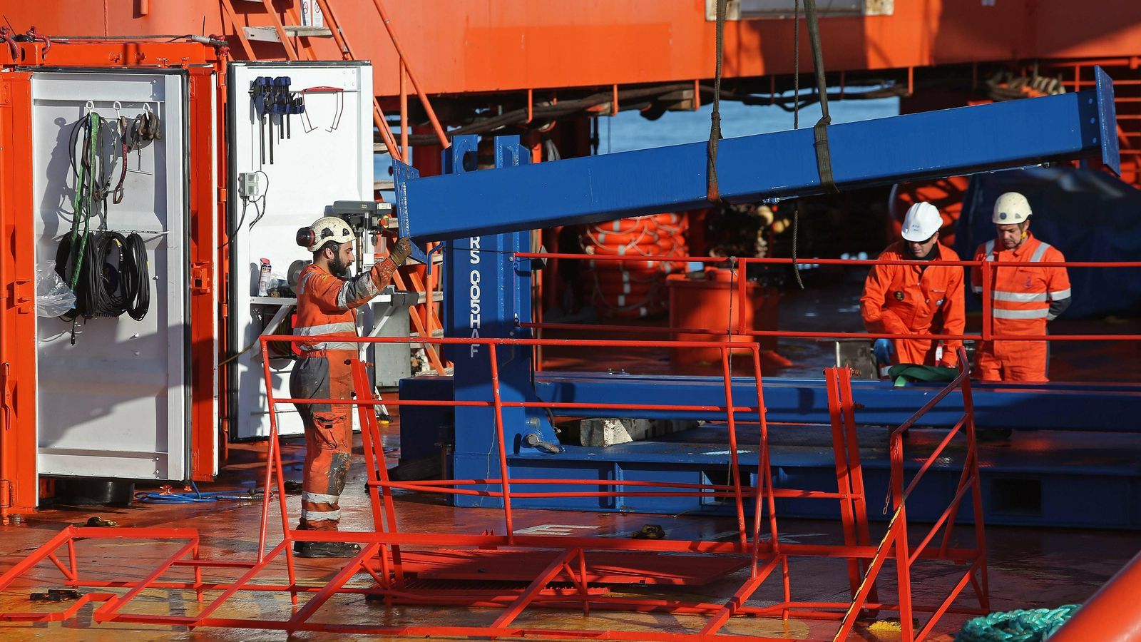 Labores de montaje del robot submarino en el 'Clara Campoamor', este domingo.