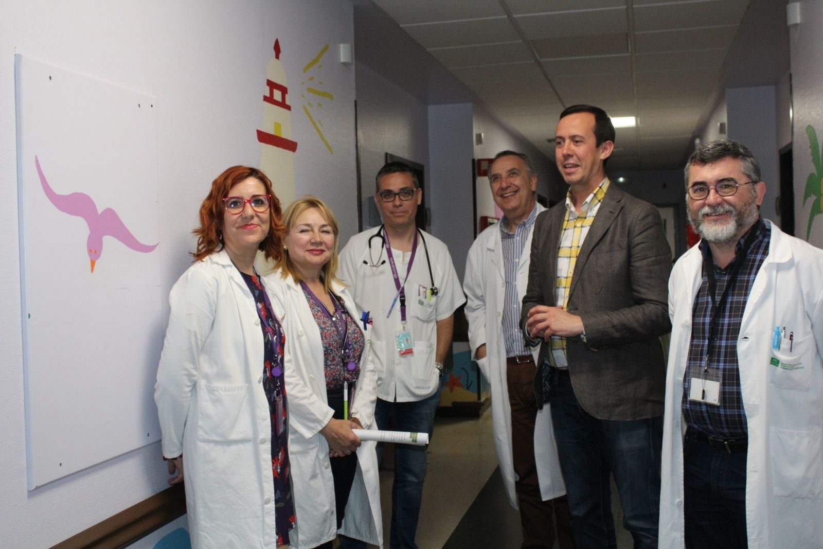 El delegado de Salud, ayer, junto a los responsables del Hospital de Poniente.