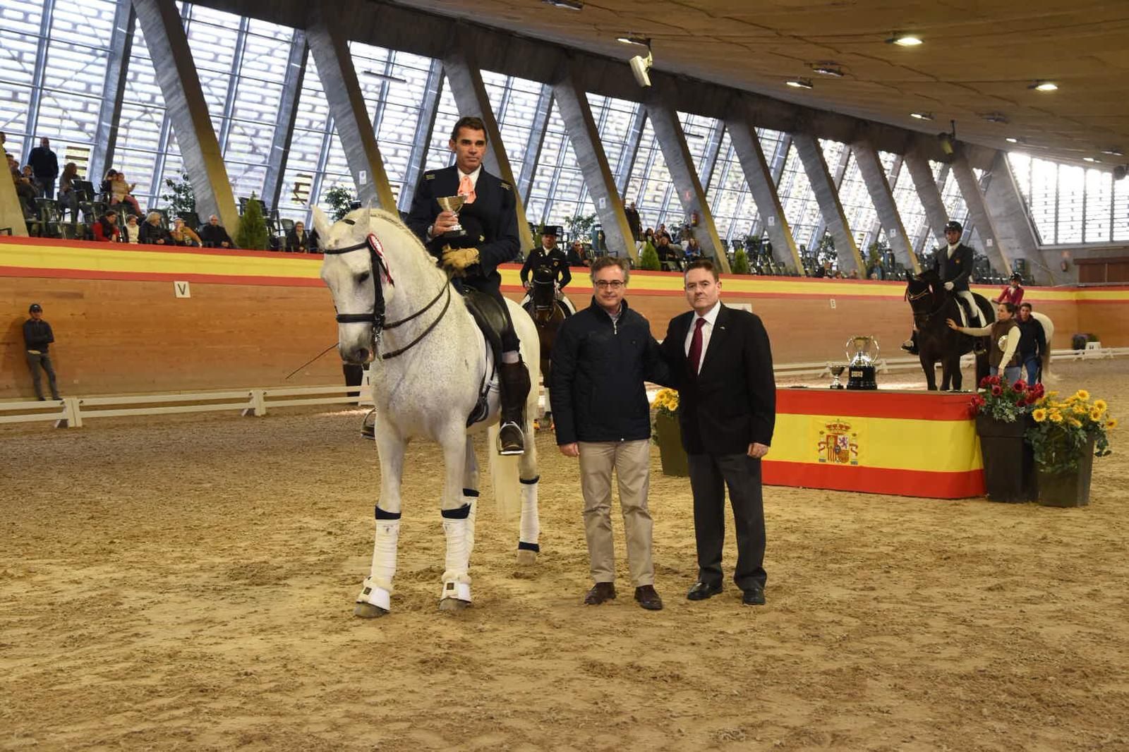 Ignacio López, con 'Naipe XIII', junto a Juan Carlos Camas, director gerente de la Real Escuela