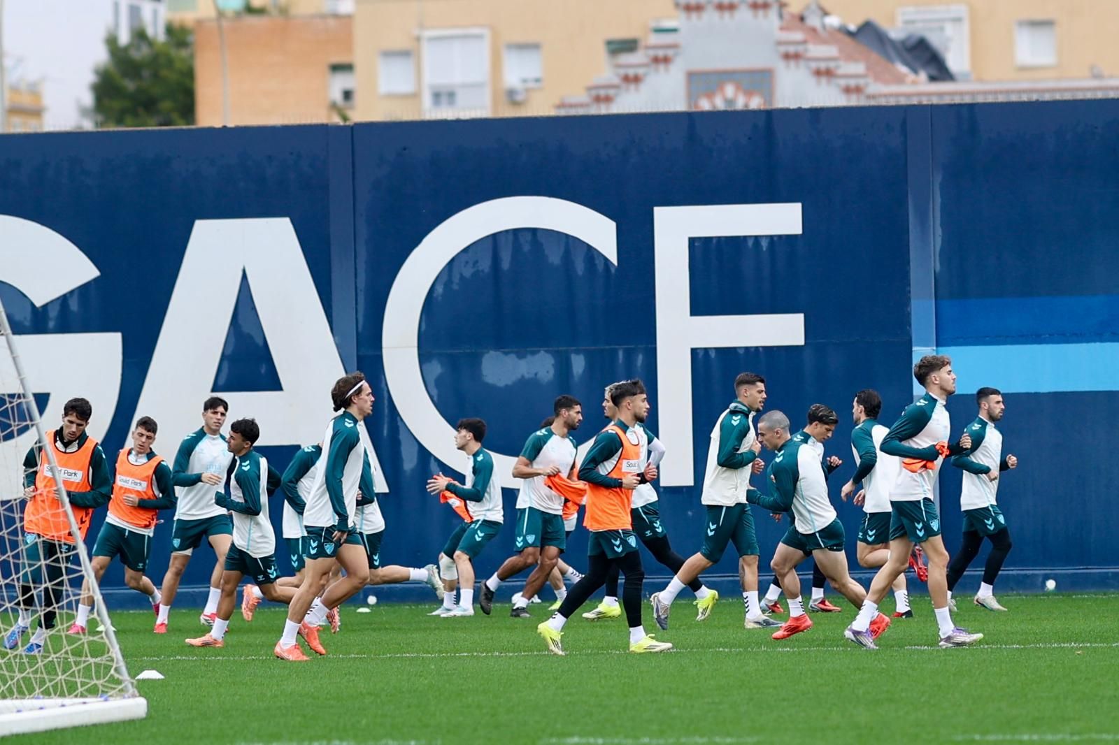 El Málaga CF ya juega el partido ante la Cultural Leonesa