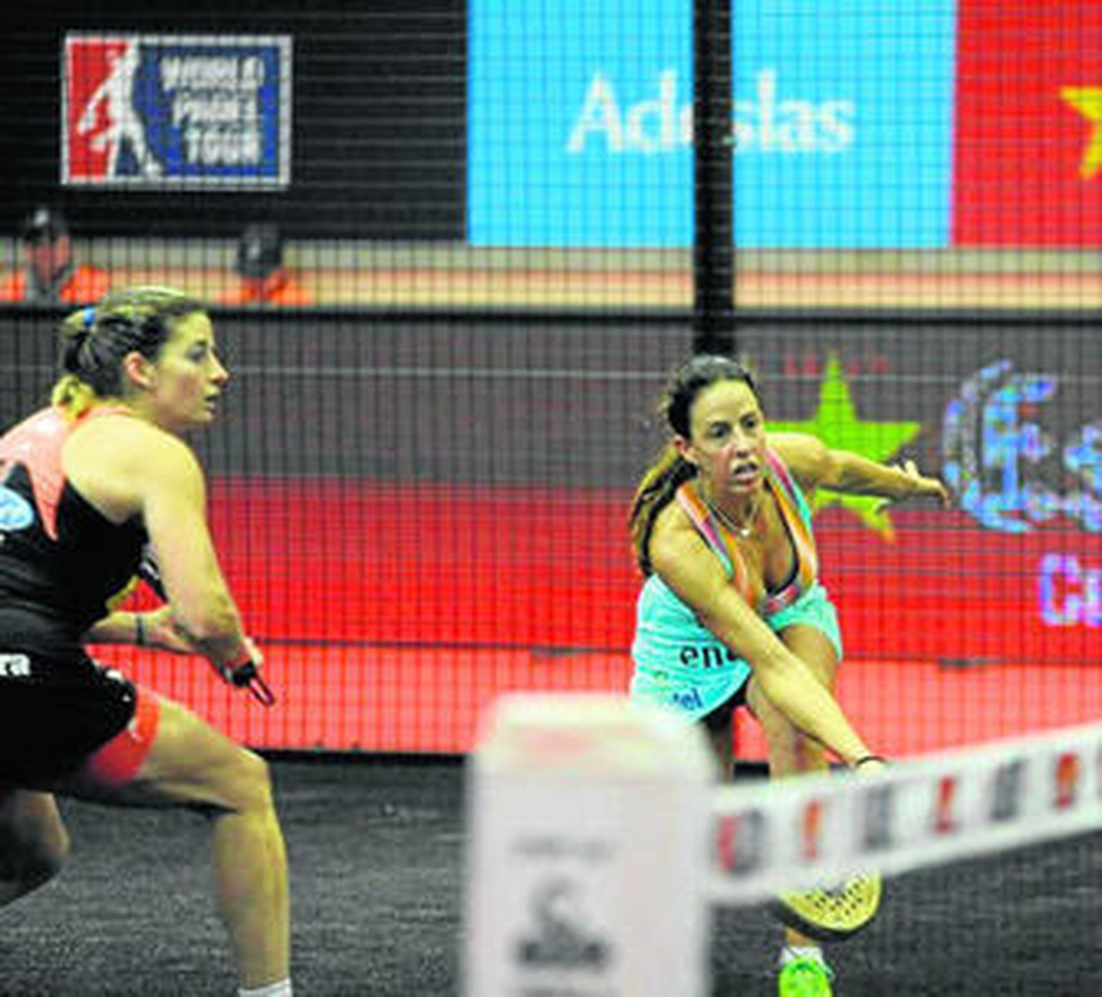 Marta Marrero conecta una volea con su compañera, Marta Salazar, expectante.