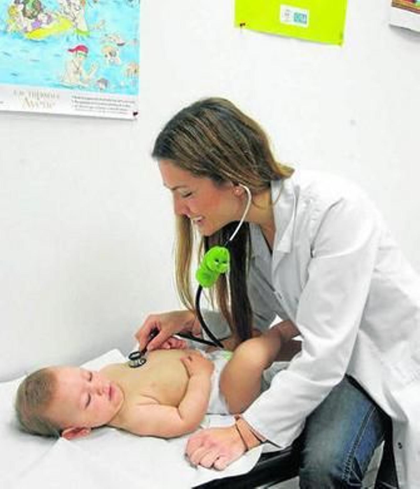 Una pediatra chequea a una niña en su consulta.
