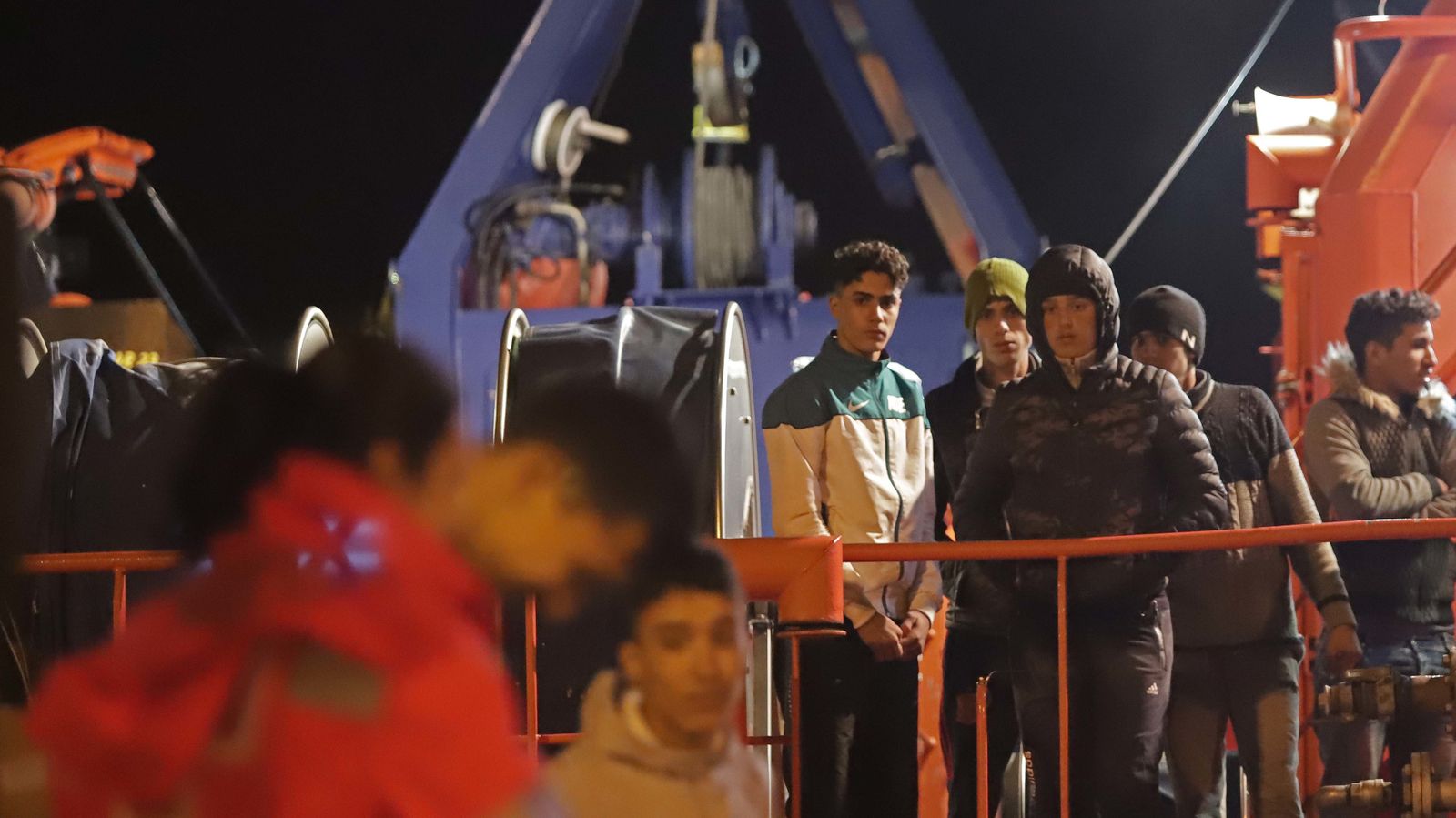 Rescate de 11 menores en aguas del Estrecho