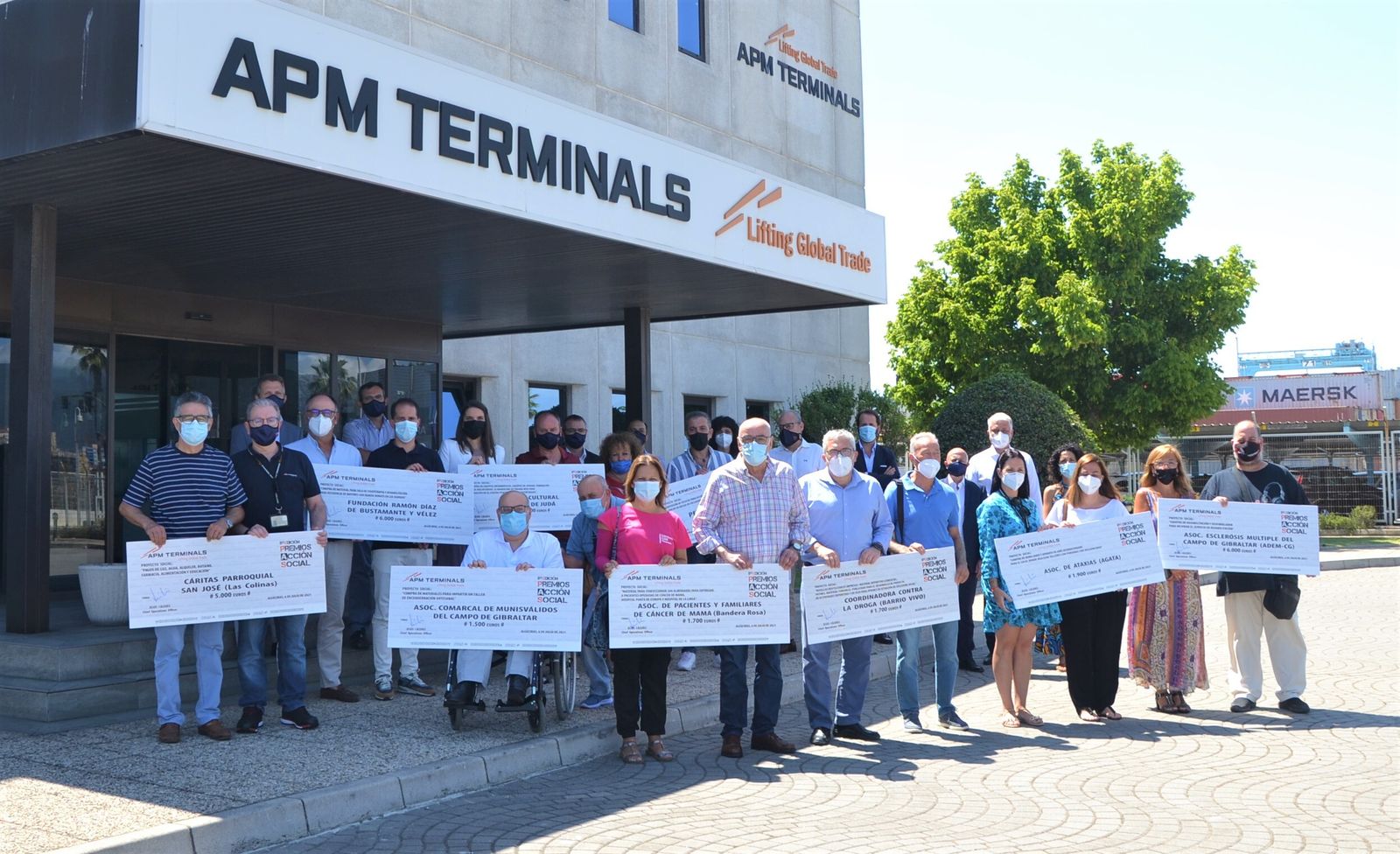 La entrega de las ayudas por parte de APM Terminals Algeciras.