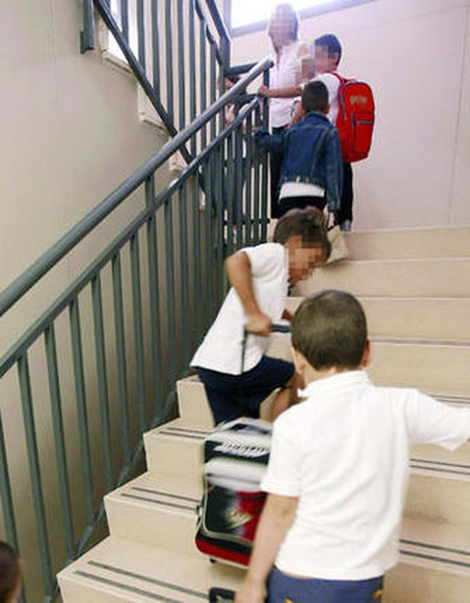 Varios alumnos en un centro docente.