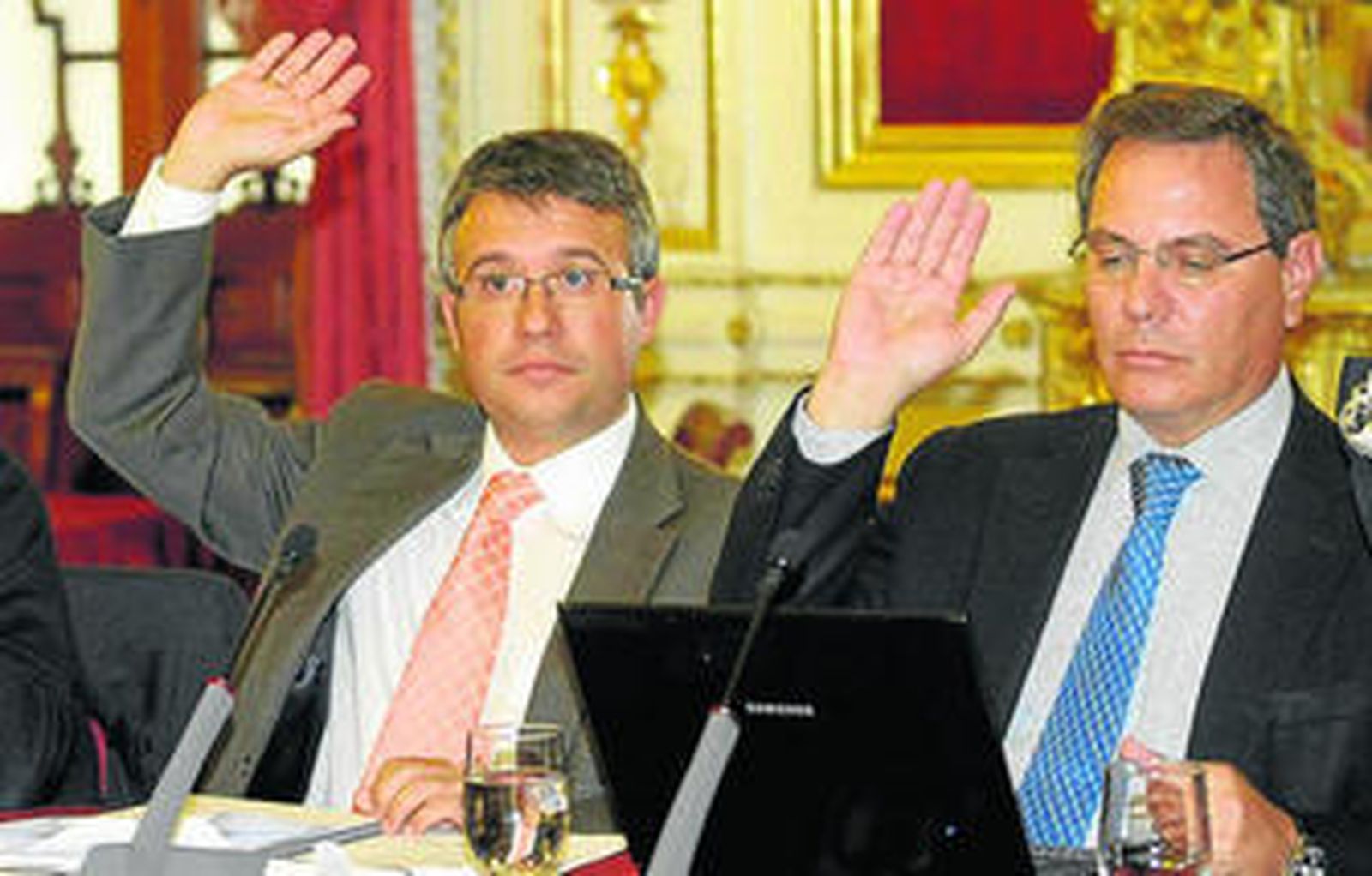 Los vicepresidentes de Diputación, Alejandro Sánchez (izquierda) y Bernardo Villar, ayer, en la junta de Tugasa.