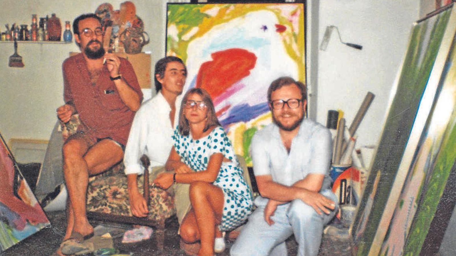 Javier Egea, Luis García Montero, María José Lara y Mariano Maresca, en el estudio del pintor Juan Vida.