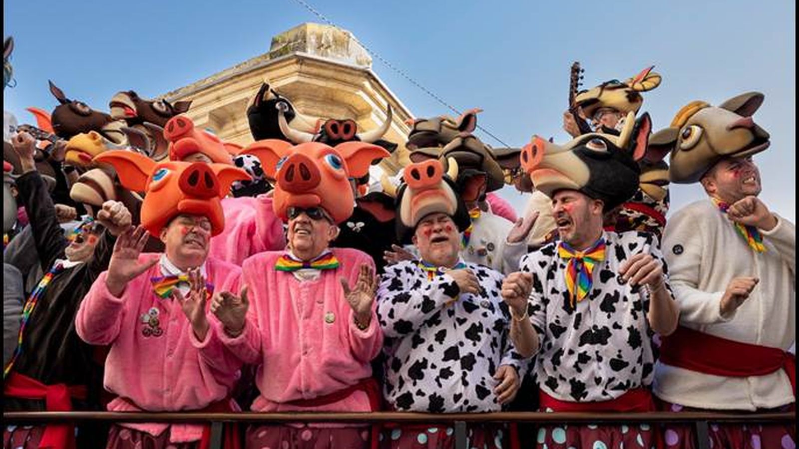 La unión. La batea del Coro ‘Una pechá de paja’ discurre por las calles de Cádiz como si flotara propulsada por la inercia de miles de gaditanos que les jalean.