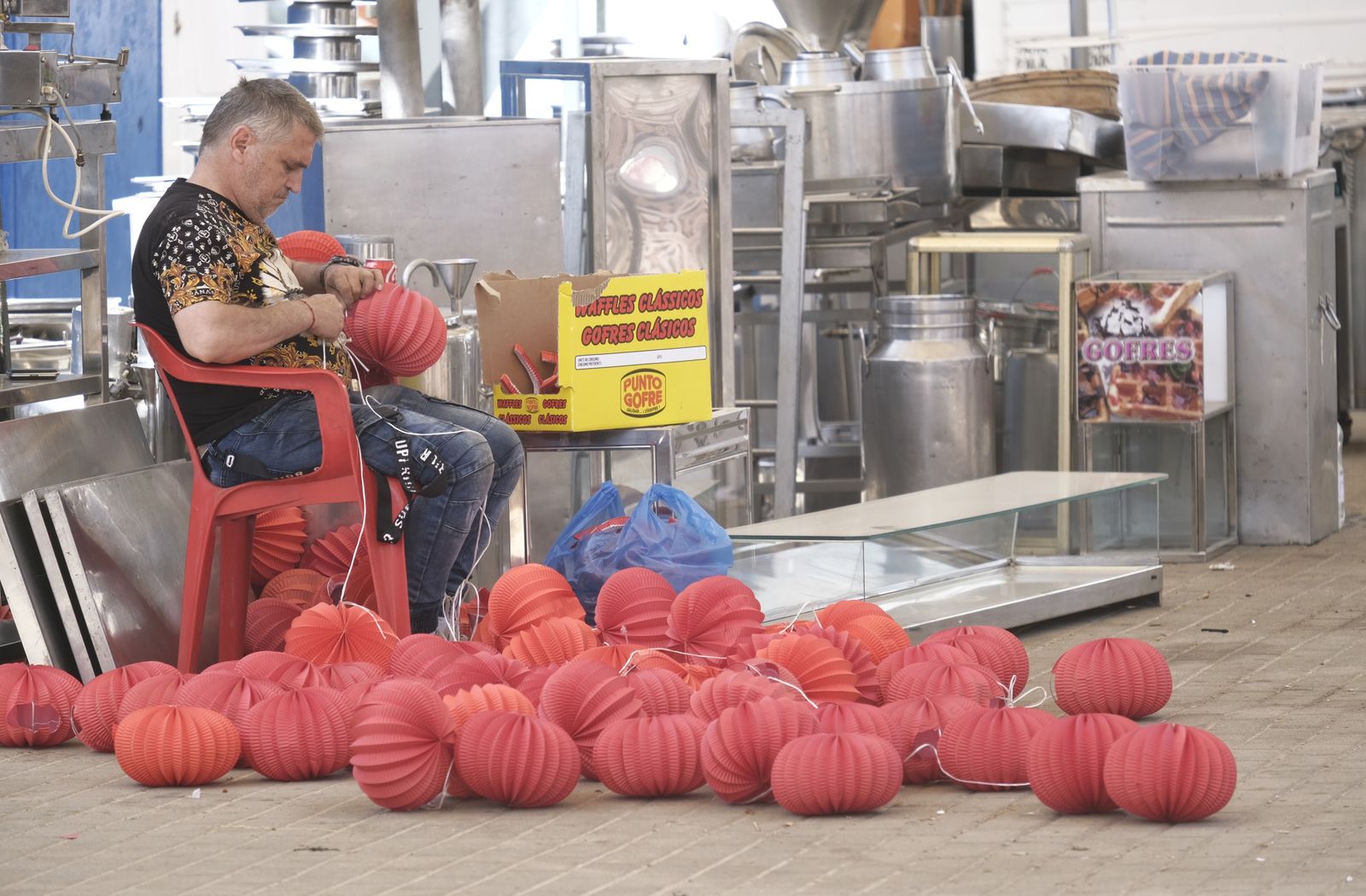 Adiós a la  Feria de Córdoba: El desmontaje de las casetas y las atracciones, en imágenes