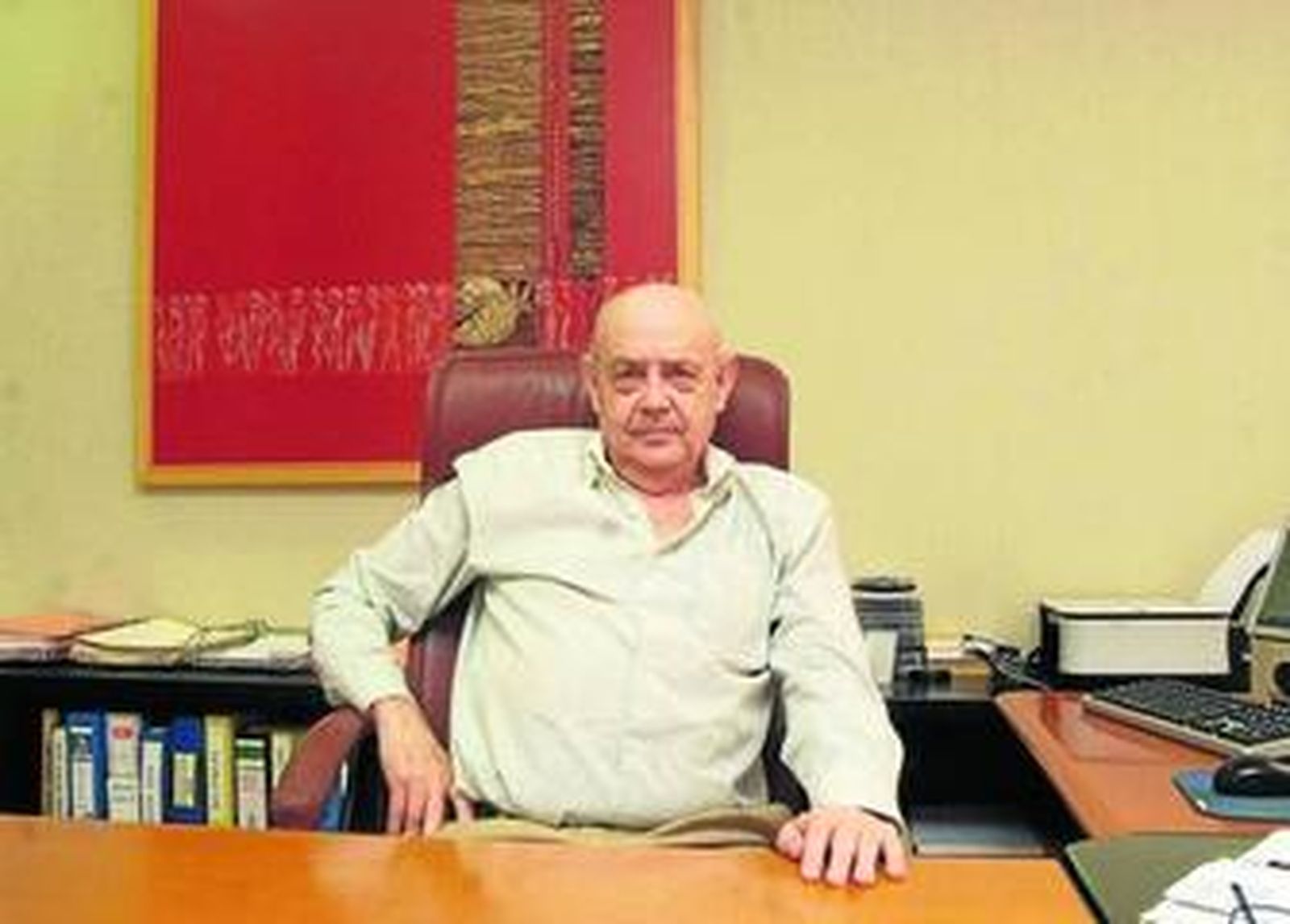 El escritor Gonzalo Hernández Guarch en su despacho de Almería.