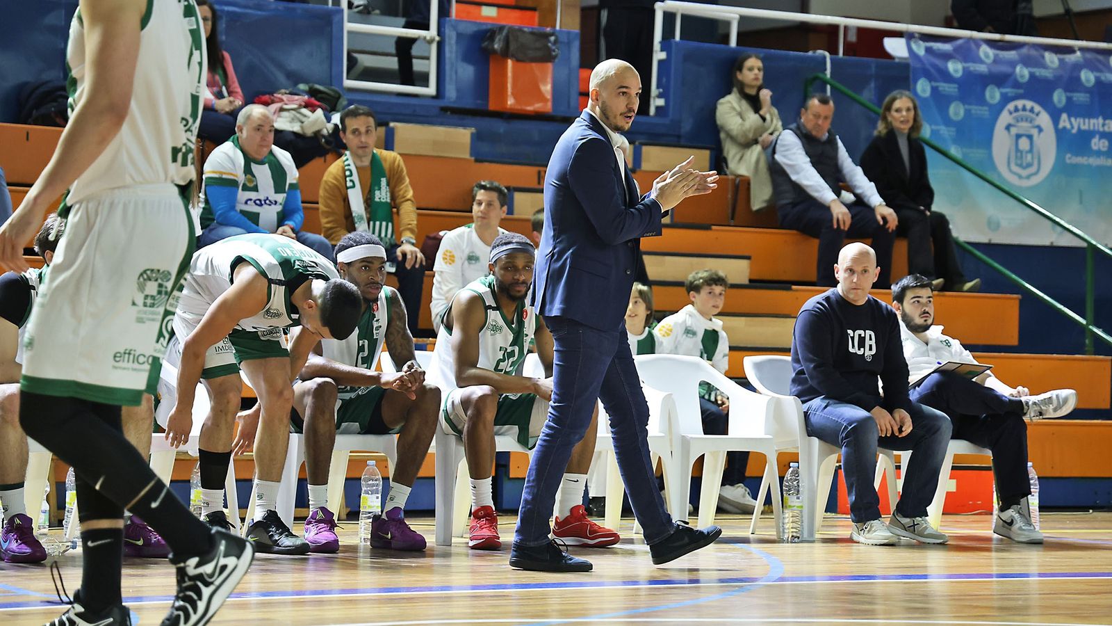 Nacho Pastor observa un lance del partido disputado en Huelva por su equipo.