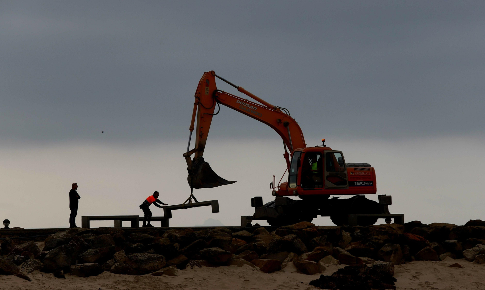Las mejores fotos de la retirada de algas en las playas de Tarifa