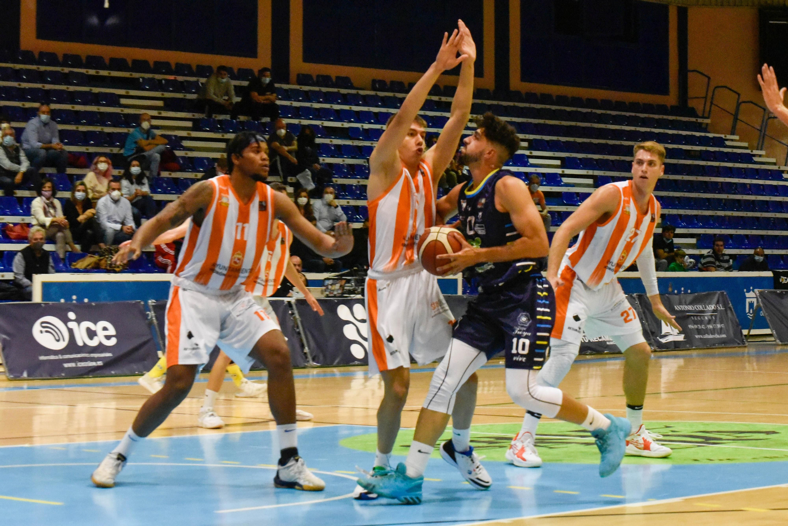 Tres jugadores del CB Morón cierran el intento de penetración de López.