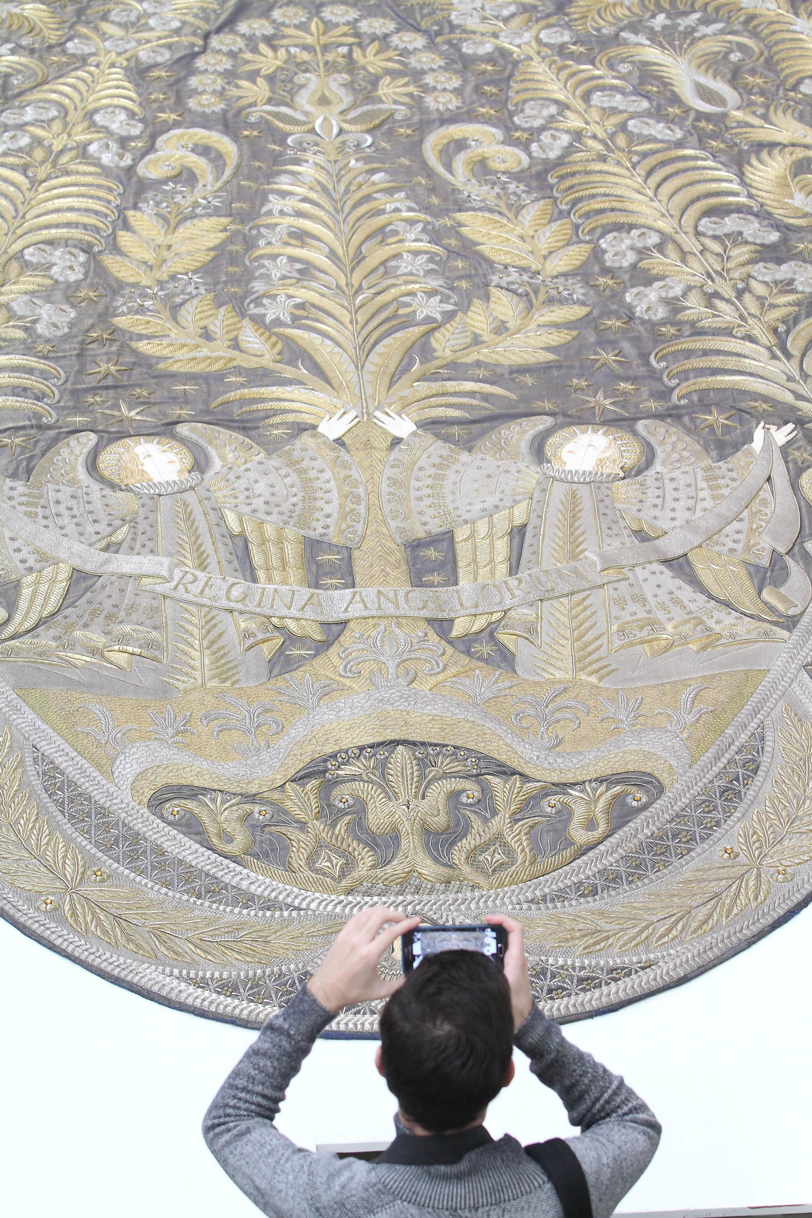 El manto de la Virgen de los Ángeles ya restaurado, en imágenes