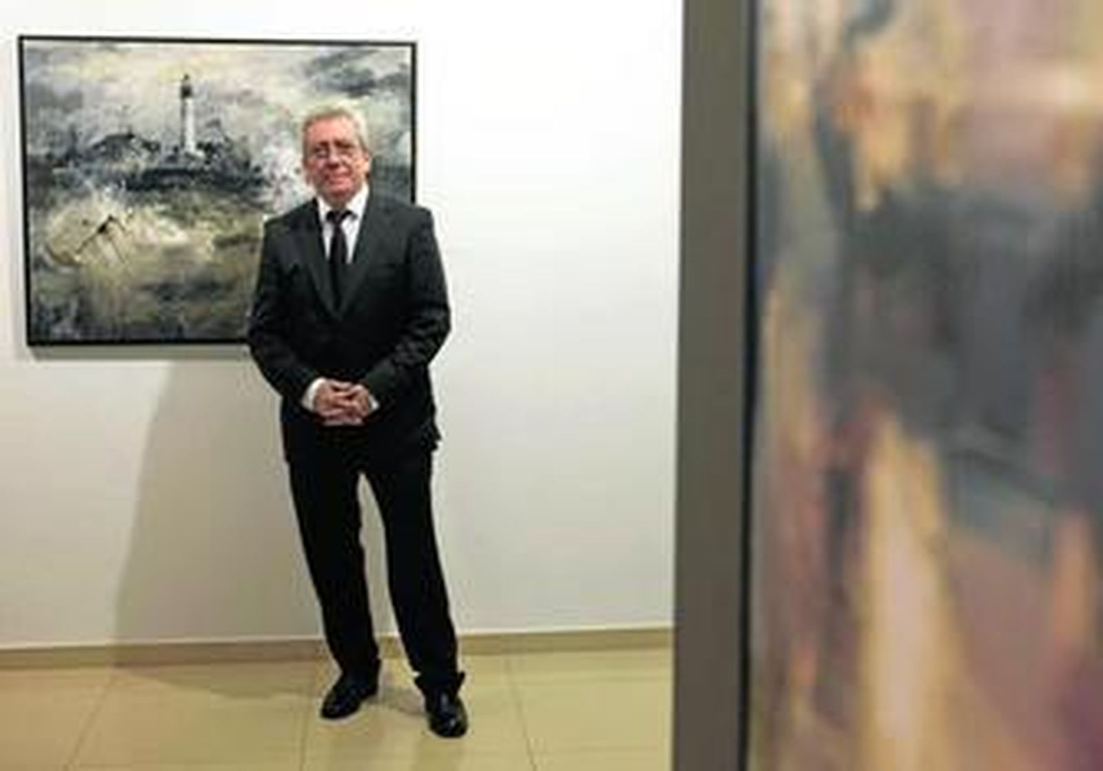 Ricardo Galán Urréjola posa ante su obra en GH40.