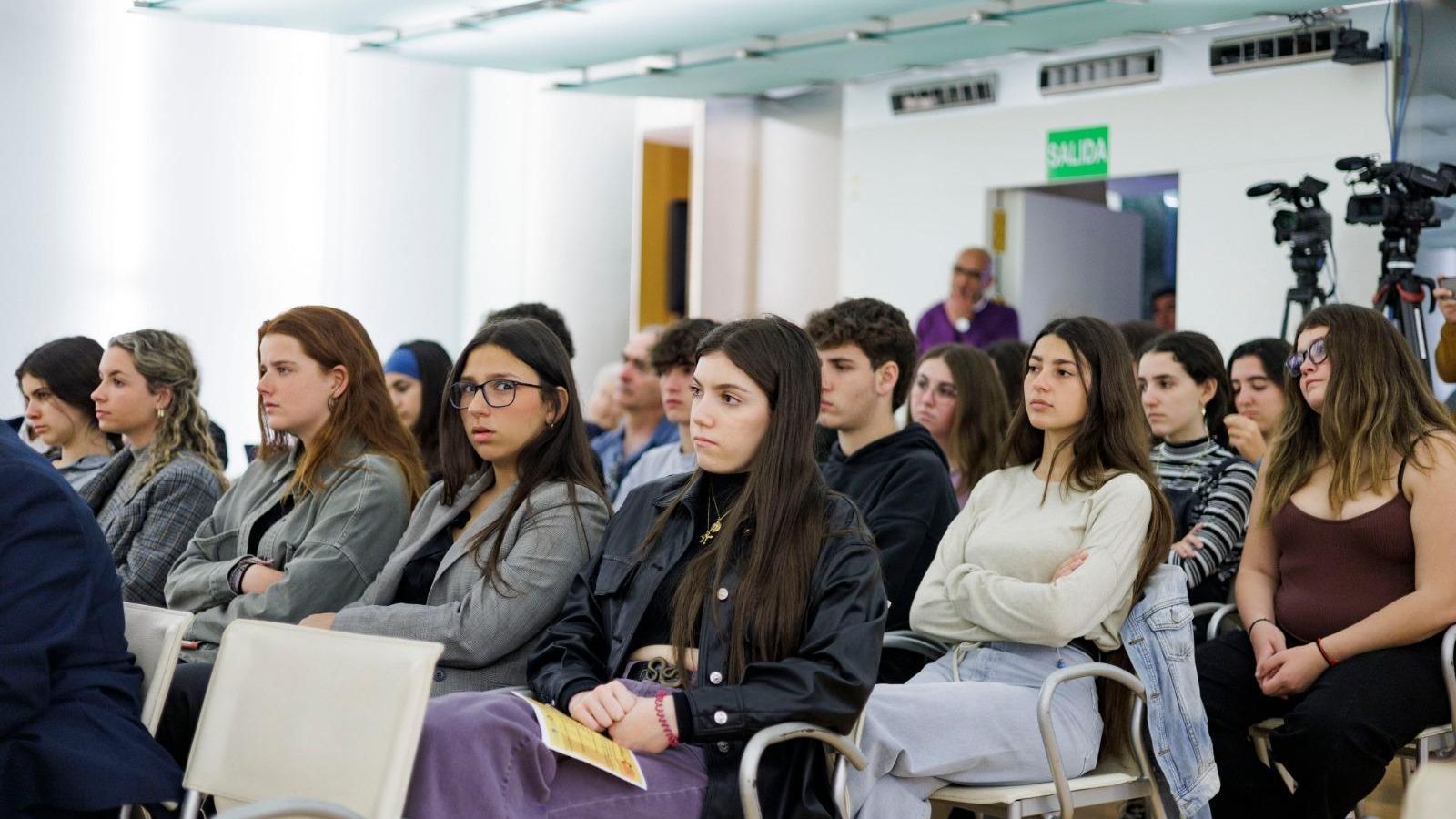 El público, en el que había muchos jóvenes, en las jornadas de periodismo