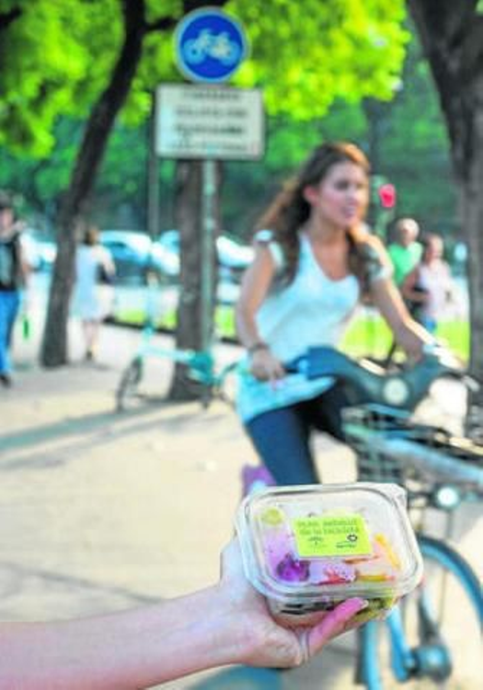 Reparto de fruta fresca en el 'stand' de los Jardines de Murillo.