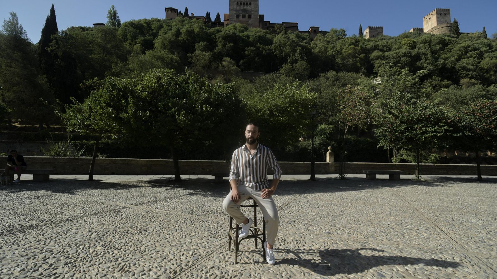 Benítez, con la Alhambra al fondo, en el Paseo de los Tristes.
