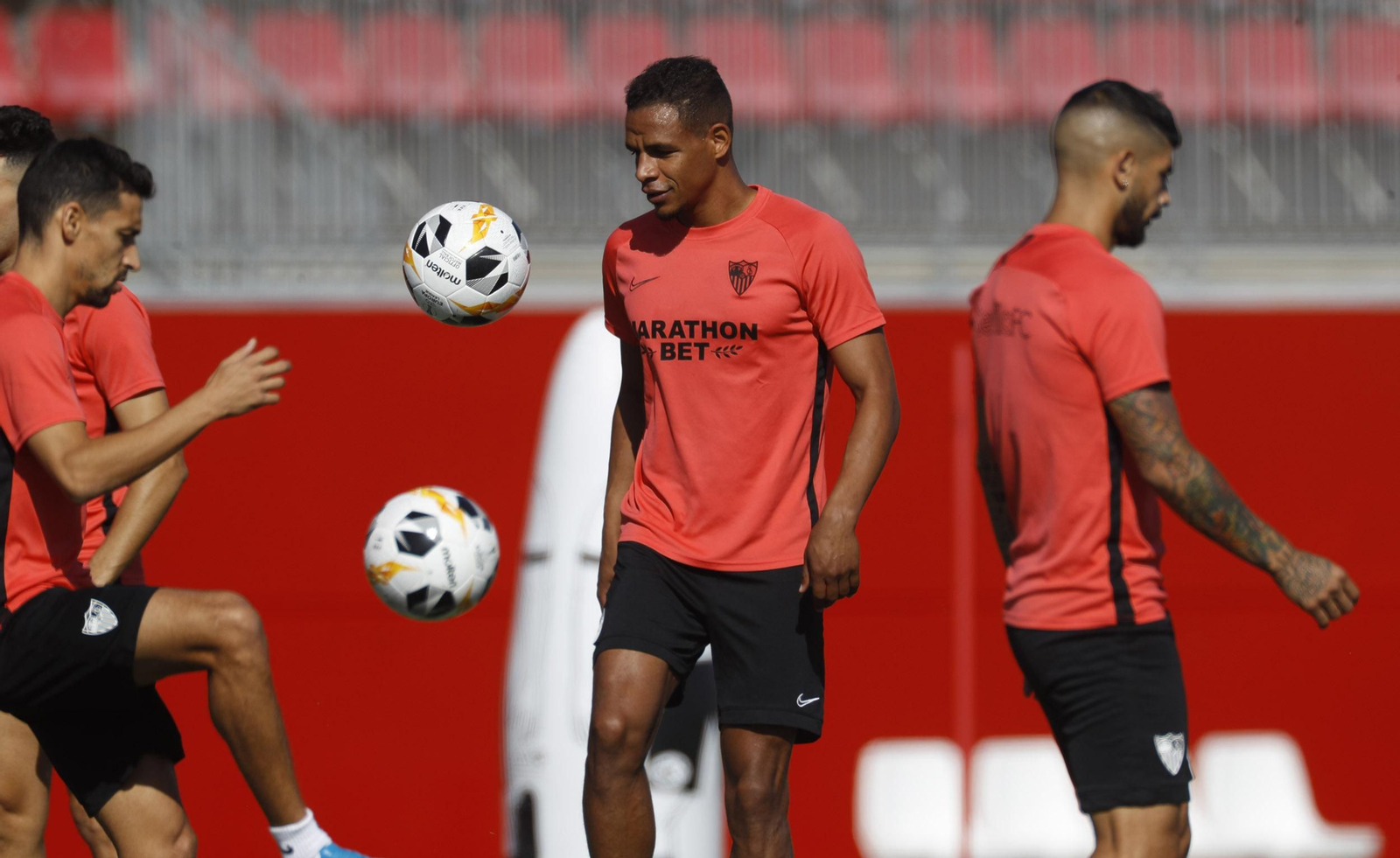 Banega, plenamente recuperado, da pataditas junto a Jesús Navas y Fernando.