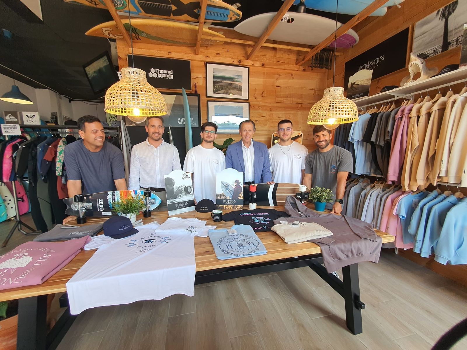 Visita institucional del alcalde a estos emprendedores chiclaneros formados en el CADE de Chiclana.