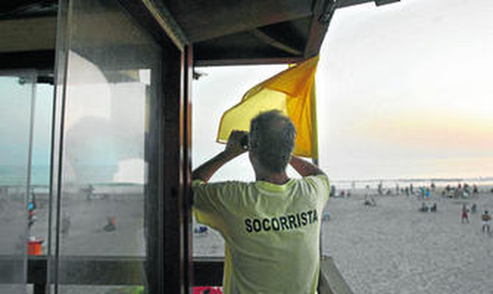 Un socorrista realiza su labor de vigilancia desde una de las torretas instaladas en las playas gaditanas.