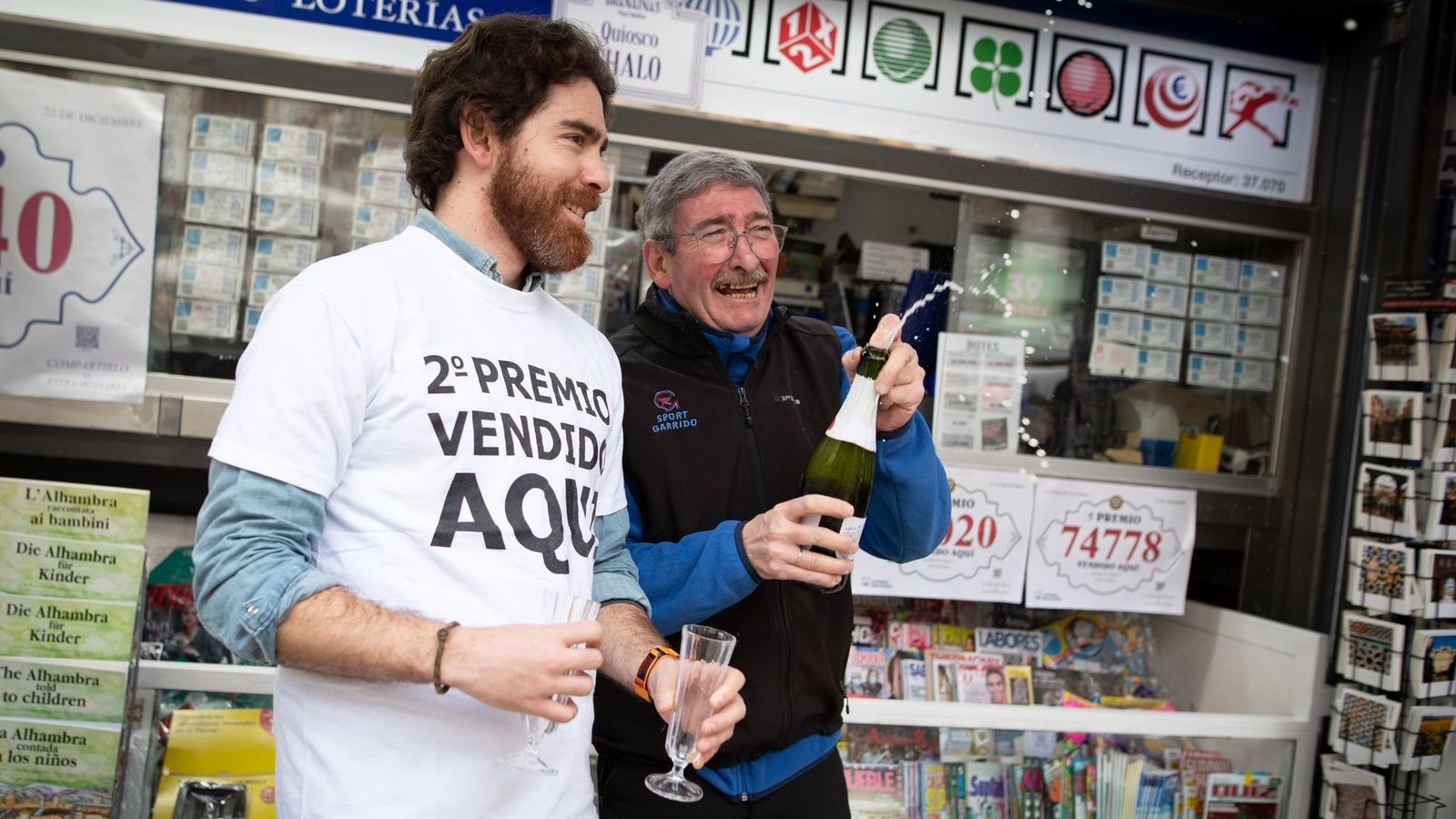 Los propietarios del kioko Chalo celebran los premios vendidos