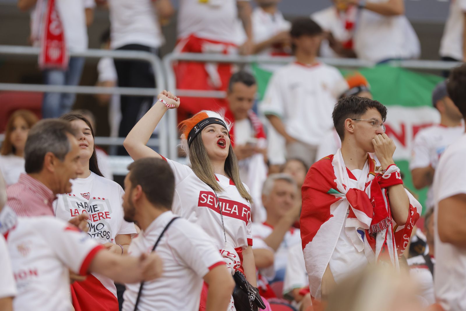 Búscate en las fotos del Sevilla-Roma