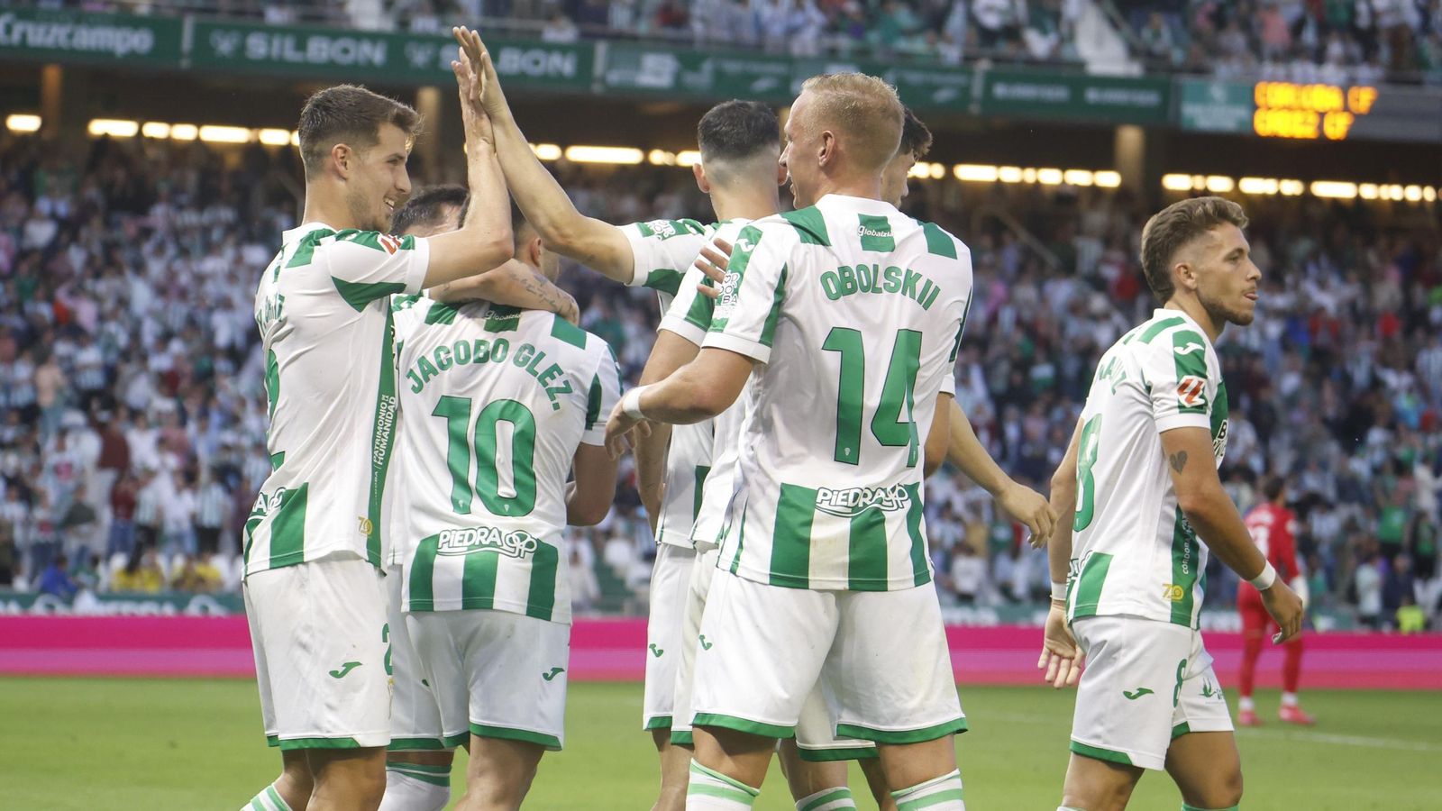 Los jugadores del Córdoba CF celebran el gol que abrió el camino del triunfo ante el Cádiz.