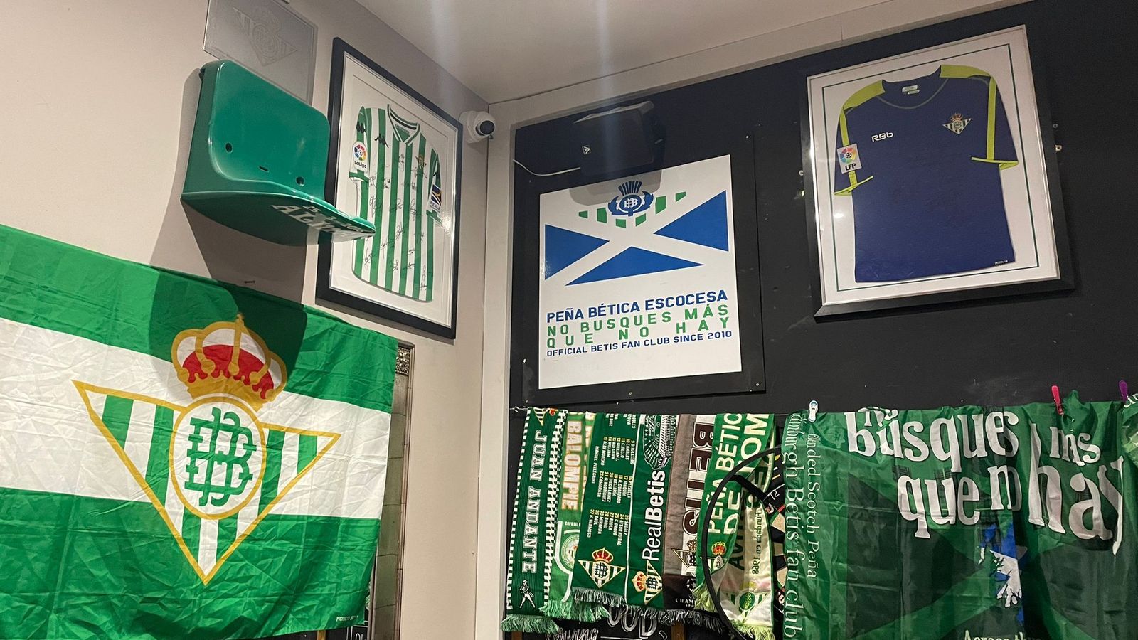 Banderas, bufandas, camisetas firmadas y hasta un asiento del antiguo Gol Sur, elementos de la sede.