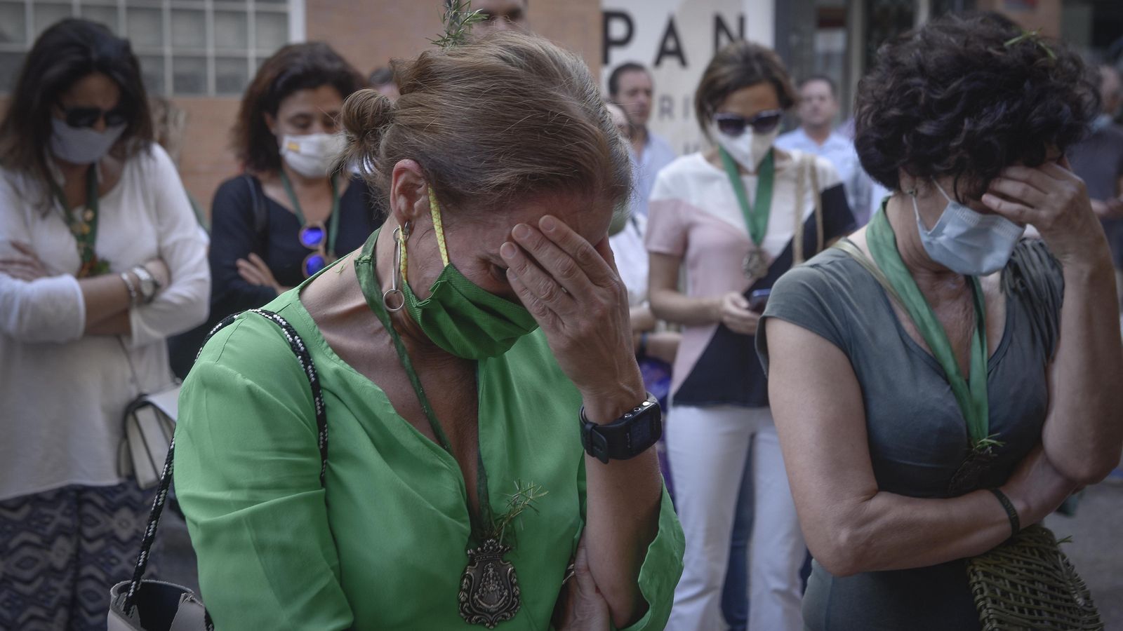 Dos devotas emocionadas al escuchar la salve desde fuera de la capilla.