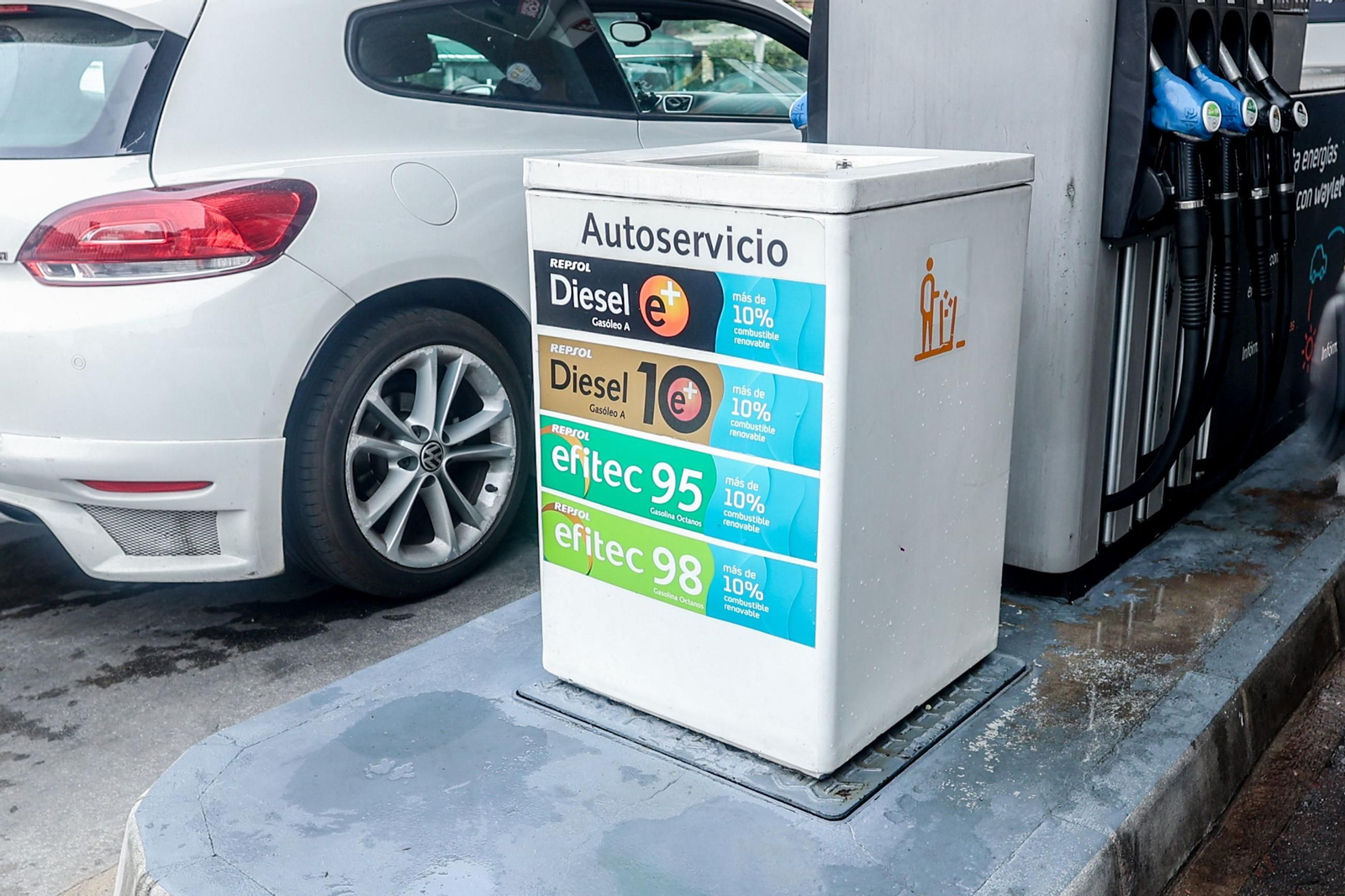 Un vehículo repostando en una gasolinera