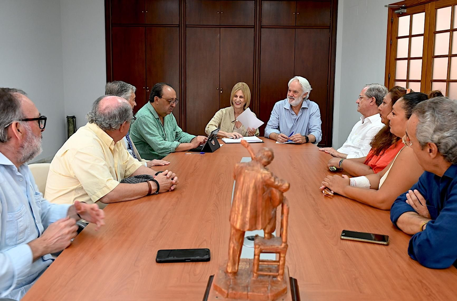 Encuentro de la alcaldesa con la comision del monumento a Parrilla. Encuentro de la alcaldesa con la comision del monumento a Parrilla.