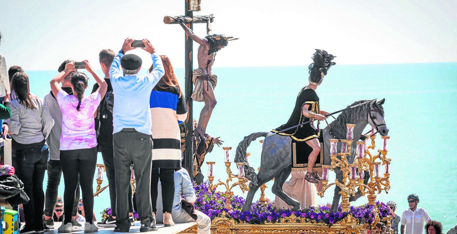 El Crucificado de Buiza avanza sobre las aguas del Atlántico por el Campo del Sur.