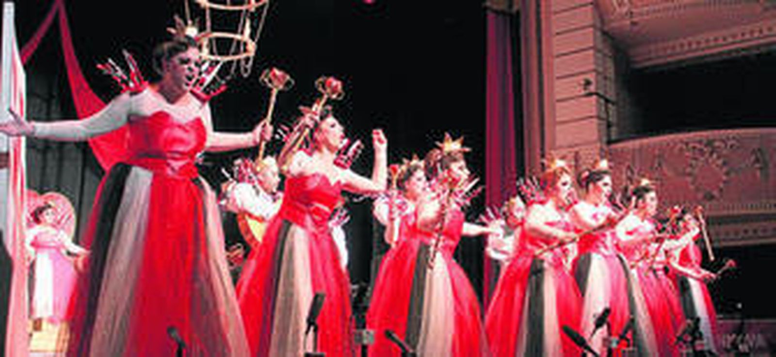 1. La comparsa isleña Aquí mando yo, con atuendos de reinas de corazones. 2. Integrantes de la murga palmerina, Los poca luz. 3. La comparsa infantil de Huelva, El Deseo. 4. La murga onubense Los hombres de negro  5. Integrante de la comparsa puntaumbrieña La muñeca. 6. La comparsa onubense Antoñita la Fantástica, durante su actuación..