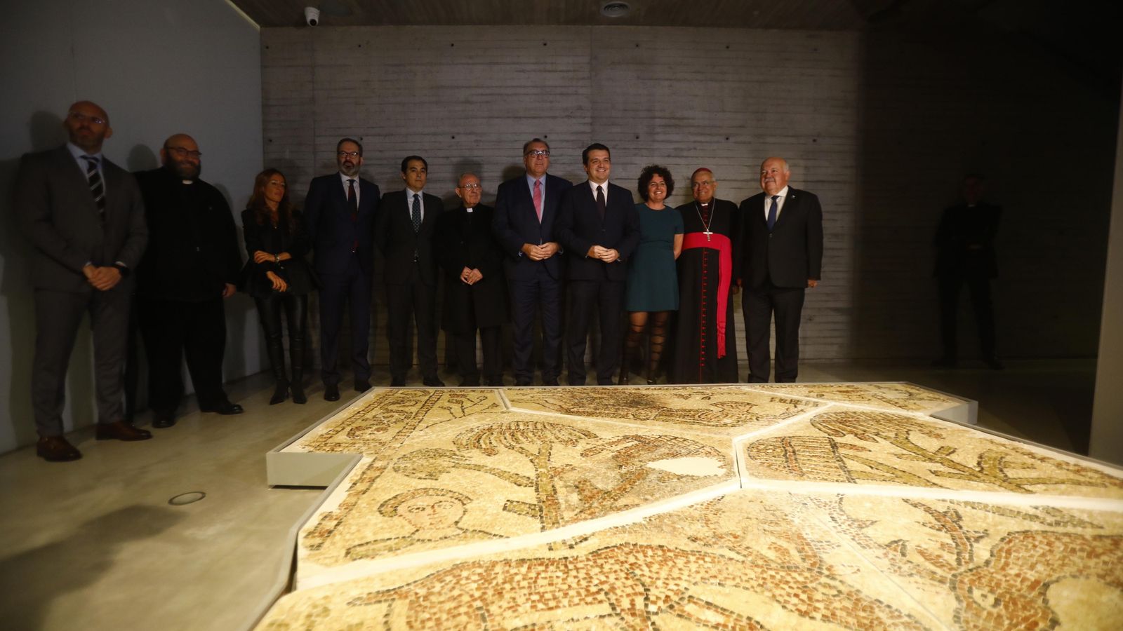 Autoridades en la inauguración de 'Cambio de Era', frente a un mosaico del Museo Nacional de Cartago.