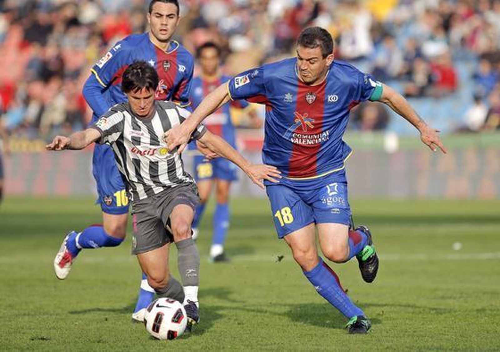 Piatti conduce el balón ante el capitán del Levante, Sergio Ballesteros. / EFE