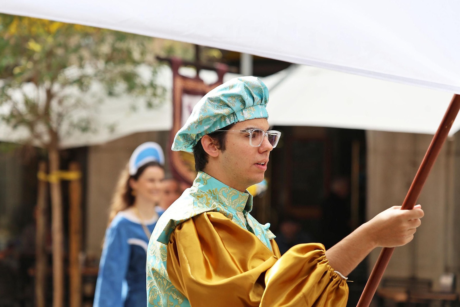 Imágenes del pasacalles de la Feria Medieval de Palos de la Frontera por las calles de Huelva