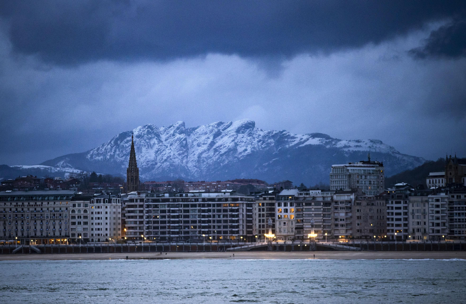 Vistas de los montes nevados tras San Sebastián.