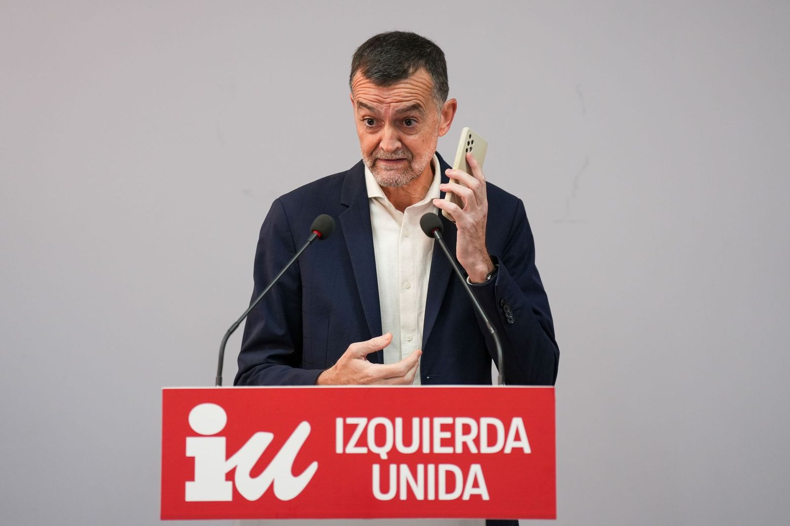 El coordinador federal de IU, Antonio Maíllo, avisa a Sánchez de que no toca "manual de resistencia" sino reaccionar con medidas.