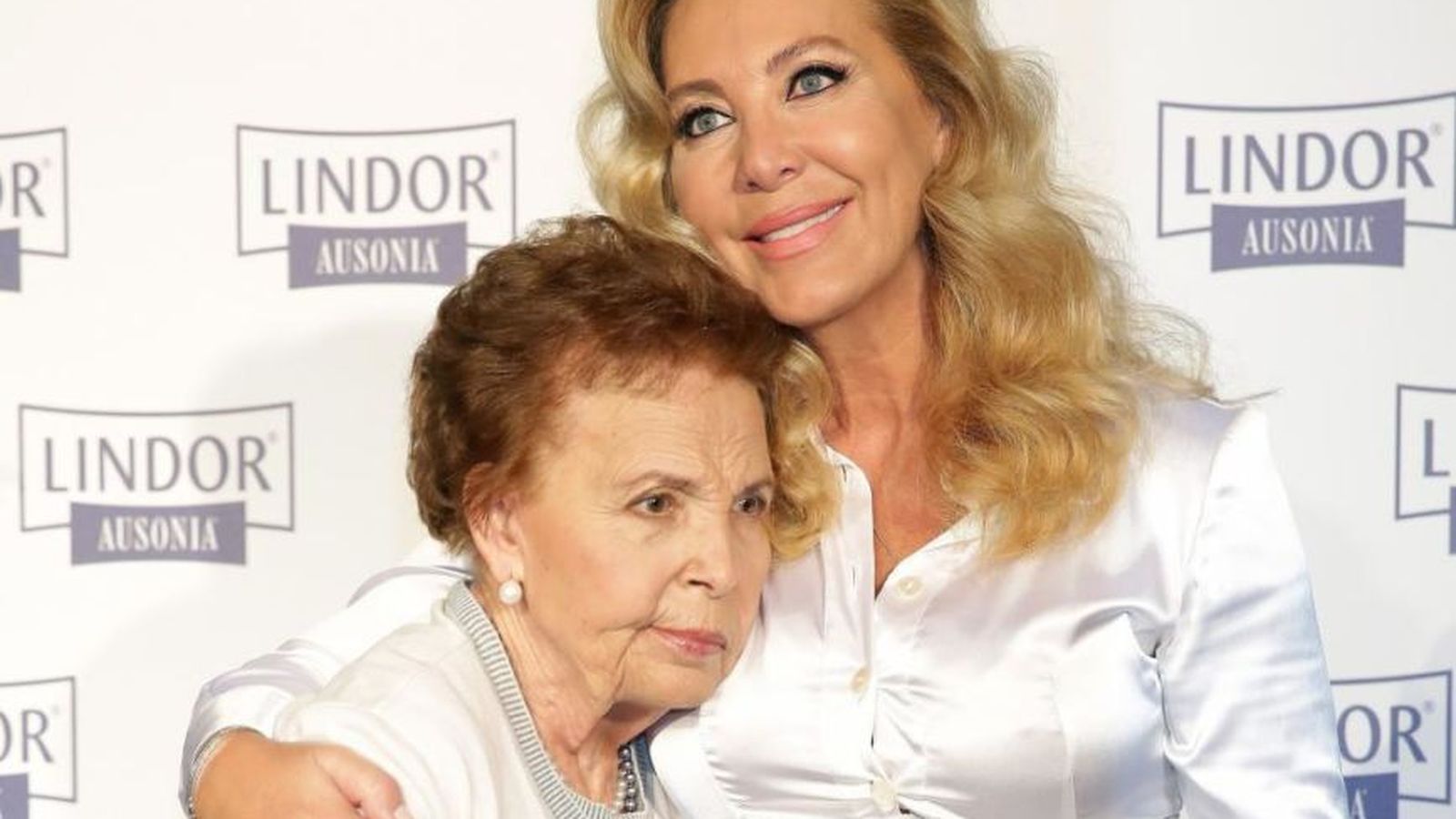 Norma Duval posa en un 'photocall' junto a su madre, Purificación Aguilera.