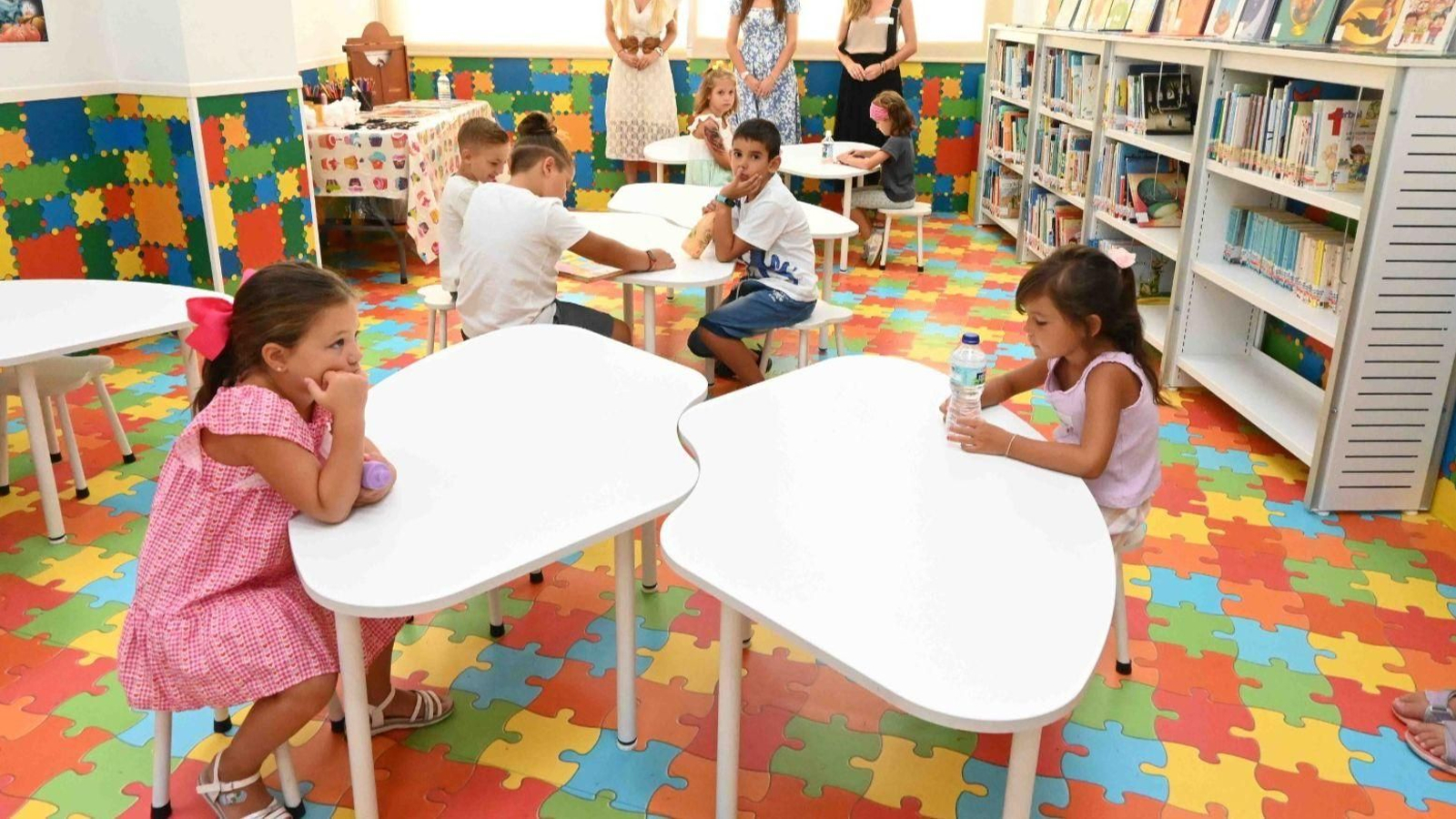 Un taller infantil en la biblioteca municipal Cristóbal Delgado Gómez.