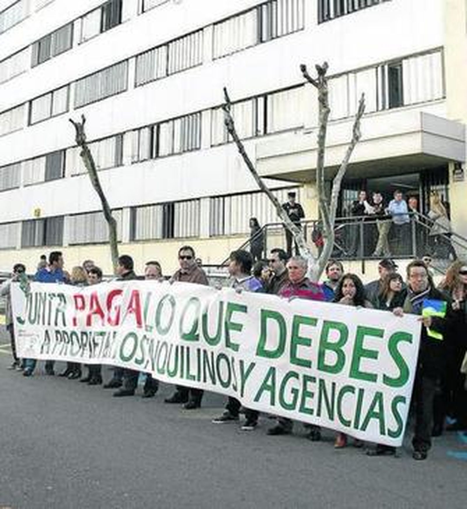 Manifestación a las puertas de la Delegación de Vivienda.