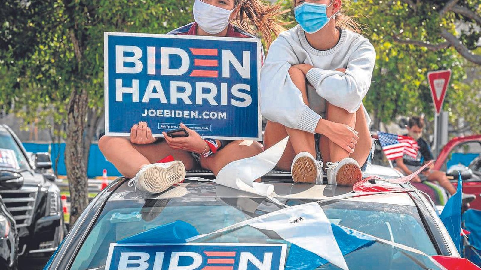 Dos jóvenes muestran un cartel de apoyo a Joe Biden y Kamala Harris. Dos jóvenes muestran un cartel de apoyo a Joe Biden y Kamala Harris.
