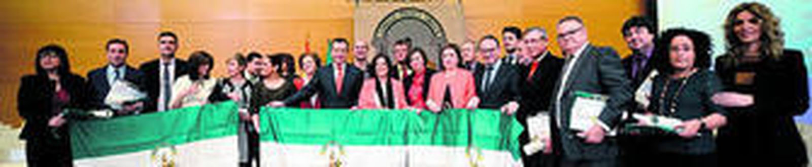 Fotografía de grupo de todos los galardonados este año con la Bandera de Andalucía en la provincia de Granada.