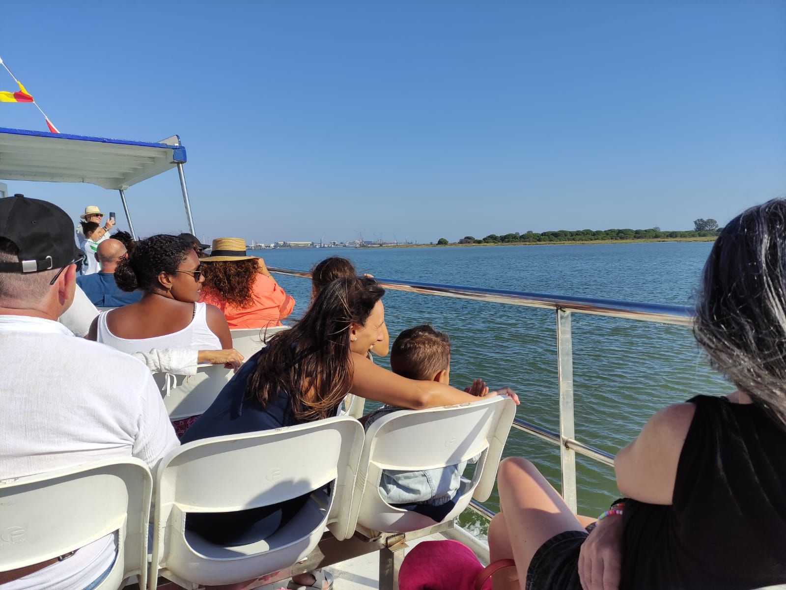 La canoa que recorre la ría entre Huelva y Punta Umbría.