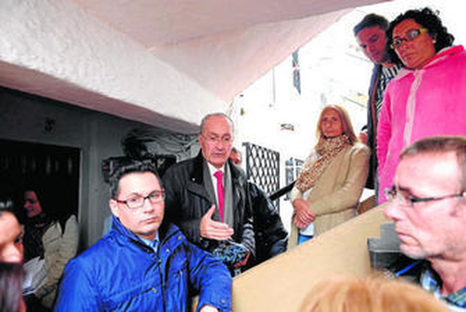 El alcalde, ayer, con Pomares, durante su visita.