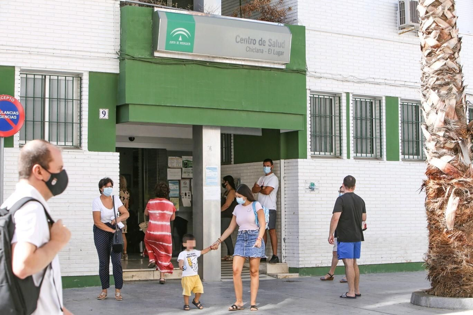 Personas esperando a las puertas del centro de salud El Lugar, en una imagen de hace unos días.